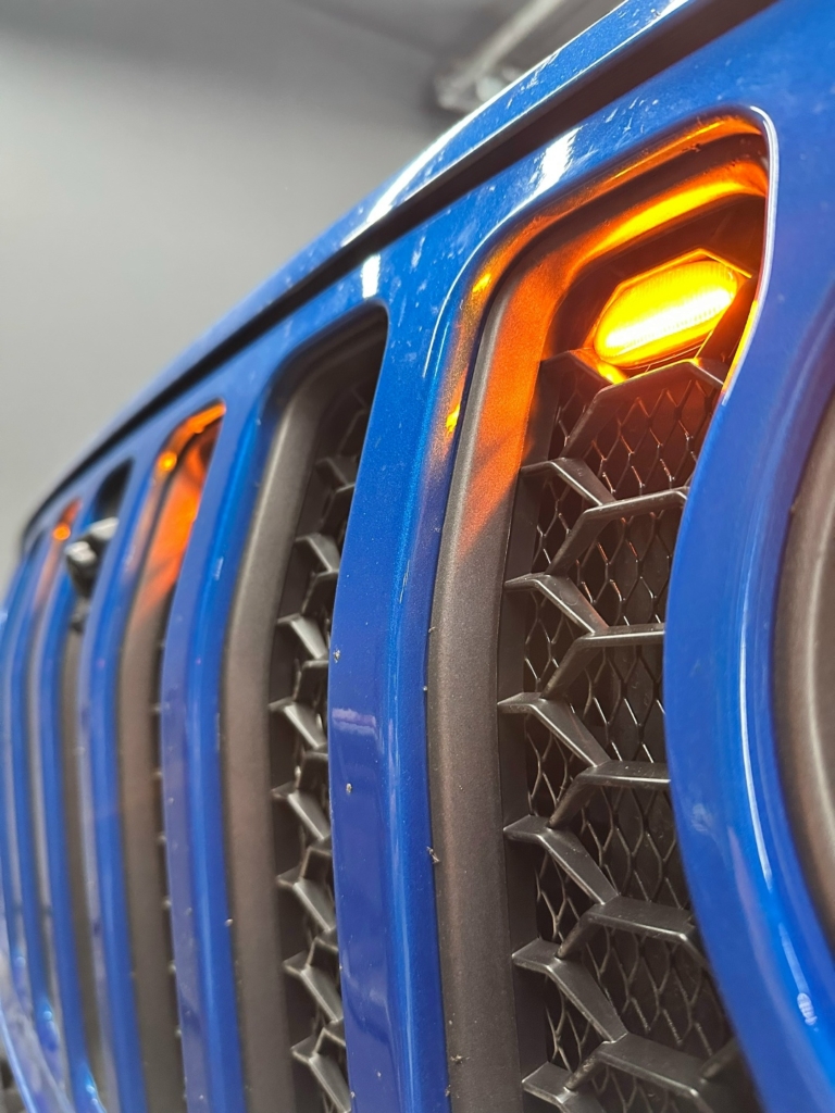 Jeep Wrangler в работе — устанавливаем ходовые огни!